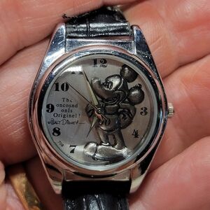 Ladie 3d Mickey Mouse watch in great shape